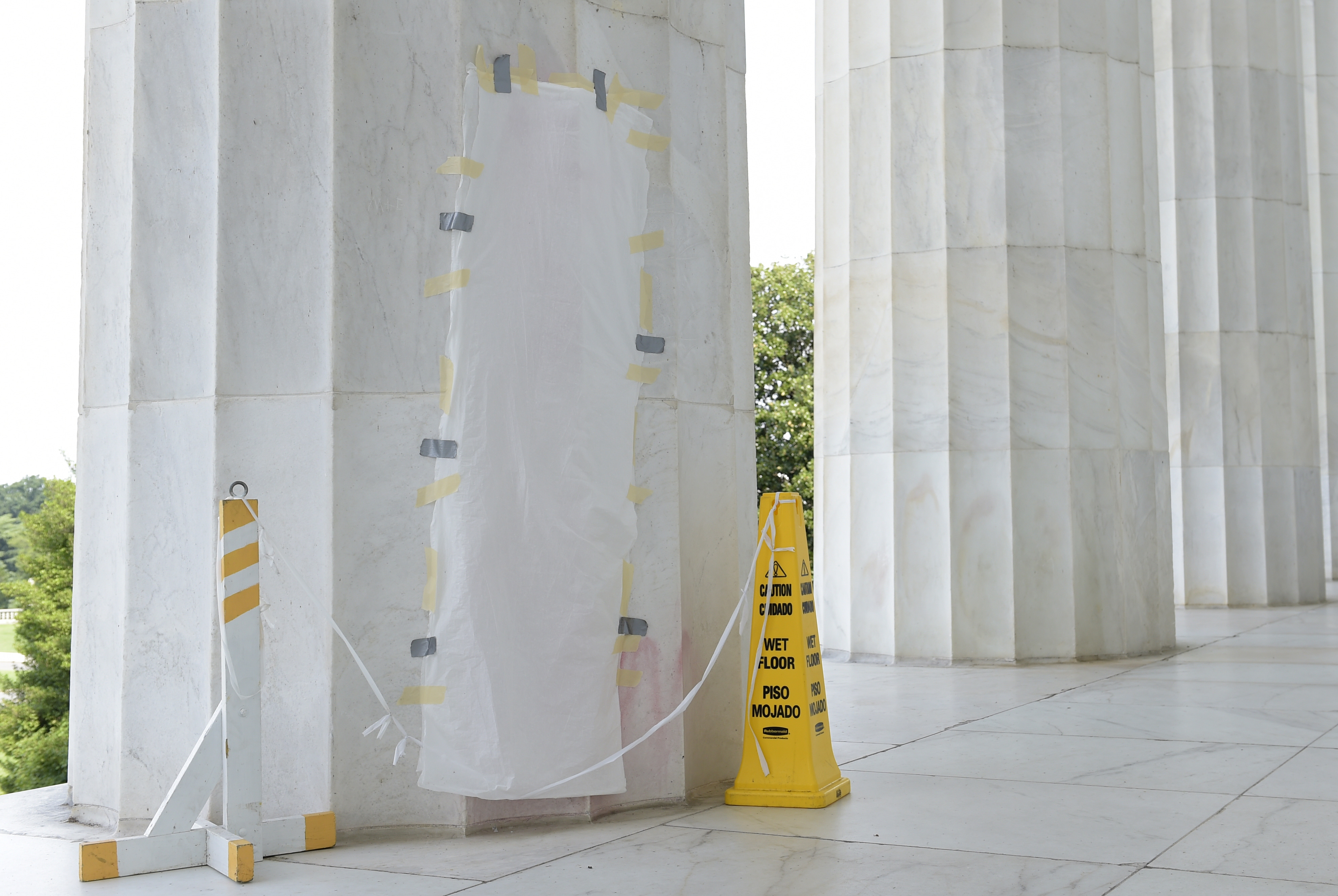 Lincoln Memorial defaced with explicit graffiti